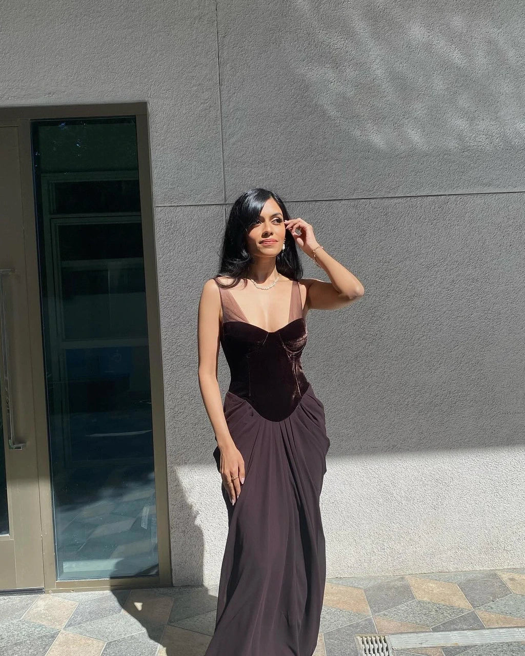 Vestido Weitese de terciopelo con bustier, vestido largo drapeado, marrón, sin mangas, tirantes regulares, vestido de fiesta de corte sirena/trompeta